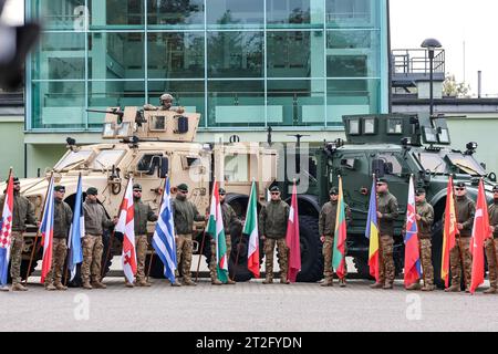 Krakau, Polen. Oktober 2023. Soldaten mit NATO-nationalflaggen stehen während der Zeremonie zum Abschluss der Zertifizierung der NATO Special Operation Component für die NATO Response Force 2024 im Special Forces Component Command gegen die Oshkosh M-ATV-Fahrzeuge am 19. Oktober 2023 in Krakau, Polen. (Foto: Dominika Zarzycka/SIPA USA) Credit: SIPA USA/Alamy Live News Stockfoto