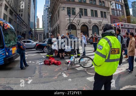 Ersthelfer bringen einen Radfahrer in einen Krankenwagen nach einem Unfall-Bus auf der Fifth Avenue in Midtown Manhattan in New York am Sonntag, den 15. Oktober 2023. (© Richard B. Levine) Stockfoto