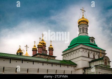 Die Kirche des Heiligen Johannes des Täufers und die Festungsmauer der Dreifaltigkeitskirche Sergius Lavra. Sergiev Posad. Russland Stockfoto