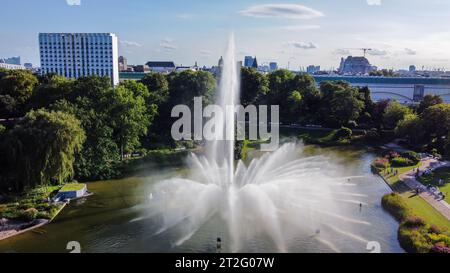 Fantastischer Drohnenblick auf den großen Brunnen des Botanischen Gartens 'Planten un Blomen' in Hamburg: Es funktioniert kurz (Economy)erstaunlich blühend in Stockfoto