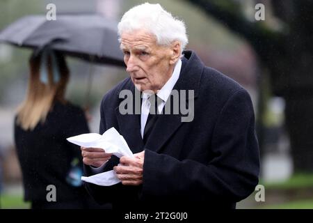 Manchester, Großbritannien, 19. Oktober 2023. Tony Book, ehemaliger Kapitän von Manchester City, trifft bei der Beerdigung des ehemaligen Spielers und Vorsitzenden von Manchester City, Francis Lee, in der Kathedrale von Manchester ein. Francis Lee starb Anfang des Monats nach einem langen Kampf gegen Krebs. Er erzielte 148 Tore in 330 Einsätzen für den Verein zwischen 1967 und 74. Foto aufgenommen am Donnerstag, 19. Oktober 2023. (Foto: Pat Scaasi | MI News) Credit: MI News & Sport /Alamy Live News Stockfoto