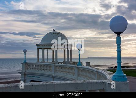 Dekorative gewölbte Schutzhütten und Brüstungen an der Strandpromenade von Bexhill on Sea, einem Küstenort in East Sussex, Südostengland Großbritannien. Stockfoto