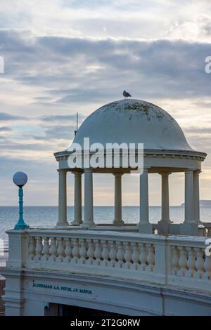 Dekorative gewölbte Schutzhütten und Brüstungen an der Strandpromenade von Bexhill on Sea, einem Küstenort in East Sussex, Südostengland Großbritannien. Stockfoto