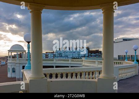 Dekorative gewölbte Schutzhütten und Brüstungen an der Strandpromenade von Bexhill on Sea, einem Küstenort in East Sussex, Südostengland Großbritannien. Stockfoto