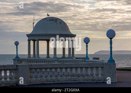 Dekorative gewölbte Schutzhütten und Brüstungen an der Strandpromenade von Bexhill on Sea, einem Küstenort in East Sussex, Südostengland Großbritannien. Stockfoto