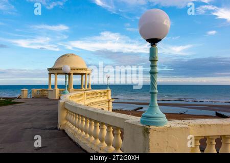 Dekorative gewölbte Schutzhütten und Brüstungen an der Strandpromenade von Bexhill on Sea, einem Küstenort in East Sussex, Südostengland Großbritannien. Stockfoto