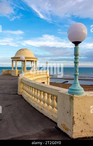 Dekorative gewölbte Schutzhütten und Brüstungen an der Strandpromenade von Bexhill on Sea, einem Küstenort in East Sussex, Südostengland Großbritannien. Stockfoto