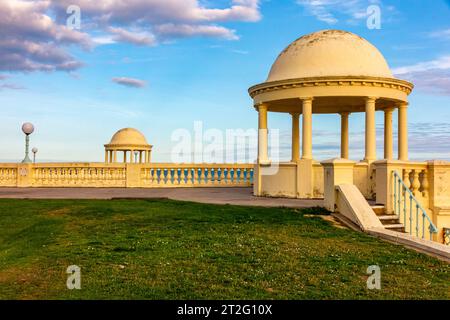 Dekorative gewölbte Schutzhütten und Brüstungen an der Strandpromenade von Bexhill on Sea, einem Küstenort in East Sussex, Südostengland Großbritannien. Stockfoto