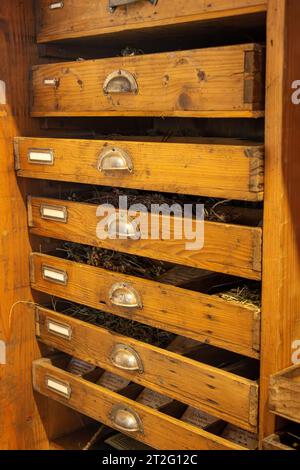 Ein alter Schrank mit Schubladen gefüllt mit Kräutern Stockfoto