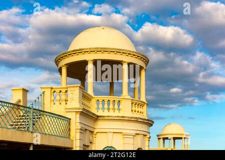 Dekorative gewölbte Schutzhütten und Brüstungen an der Strandpromenade von Bexhill on Sea, einem Küstenort in East Sussex, Südostengland Großbritannien. Stockfoto