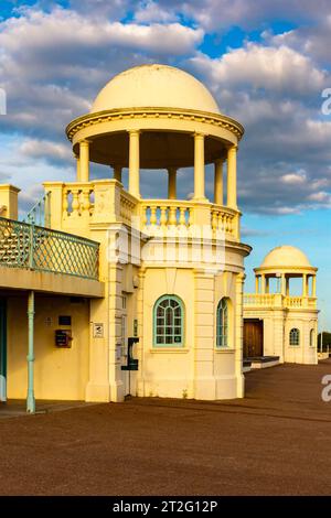 Dekorative gewölbte Schutzhütten und Brüstungen an der Strandpromenade von Bexhill on Sea, einem Küstenort in East Sussex, Südostengland Großbritannien. Stockfoto