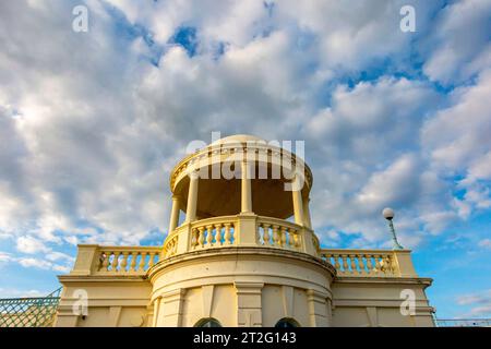 Dekorative gewölbte Schutzhütten und Brüstungen an der Strandpromenade von Bexhill on Sea, einem Küstenort in East Sussex, Südostengland Großbritannien. Stockfoto