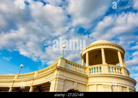 Dekorative gewölbte Schutzhütten und Brüstungen an der Strandpromenade von Bexhill on Sea, einem Küstenort in East Sussex, Südostengland Großbritannien. Stockfoto