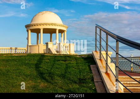 Dekorative gewölbte Schutzhütten und Brüstungen an der Strandpromenade von Bexhill on Sea, einem Küstenort in East Sussex, Südostengland Großbritannien. Stockfoto