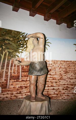 Güímar, Teneriffa, Comunidad Autonoma des Canarias, Spanien. Güímar Pyramiden. Museum, eine Statue, die den Gott des Meeres Neptun darstellt, dargestellt mit langen blonden Haaren. Stockfoto