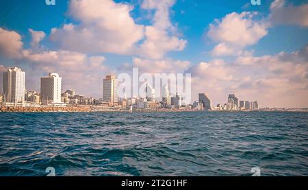 Stadtpanorama im Hochhausviertel Tel Aviv mit Blick auf die Skyline am Wasser Stockfoto