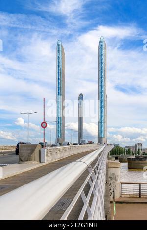 Der Pont Jacques Chaban-Delmas überbrückt die Garonne in Bordeaux. Die Brücke wird angehoben, indem die Ausgleichsgewichte an den Kabeln gesenkt werden, damit Schiffe unterfahren können. Stockfoto