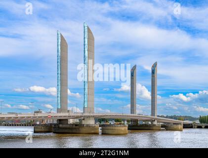 Der Pont Jacques Chaban-Delmas überbrückt die Garonne in Bordeaux. Die Brücke wird angehoben, indem die Ausgleichsgewichte an den Kabeln gesenkt werden, damit Schiffe unterfahren können. Stockfoto