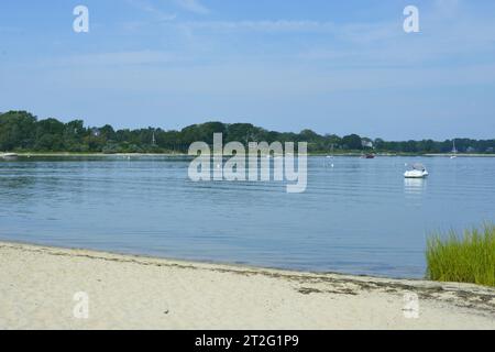 Panoramablick auf den Yachthafen an der Bay Street in Sag Harbor, NY Stockfoto