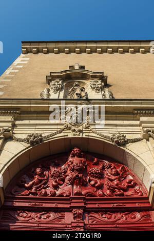 Angers, Frankreich, 2023. Der gekrümmte Giebel und das rot geschnitzte Holztympanon der Kapelle des Ursulinenklosters aus dem 17. Jahrhundert in der Altstadt (vertikal) Stockfoto