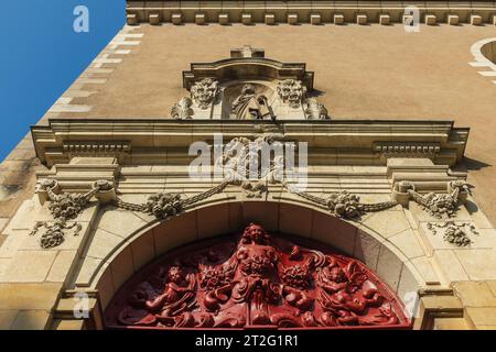 Angers, Frankreich, 2023. Der gekrümmte Giebel und das reich geschnitzte Holztympanon der Kapelle des Couvent des Ursules aus dem 17. Jahrhundert in der Altstadt Stockfoto