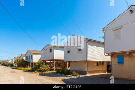 Häuser auf Stelzen in Gruissan, in den Pyrenäen Orientales, Occitanie, Frankreich Stockfoto