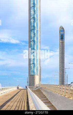 Der Pont Jacques Chaban-Delmas überbrückt die Garonne in Bordeaux. Die Brücke wird angehoben, indem die Ausgleichsgewichte an den Kabeln gesenkt werden, damit Schiffe unterfahren können. Stockfoto