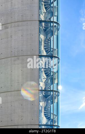 Der Pont Jacques Chaban-Delmas überbrückt die Garonne in Bordeaux. Die Brücke wird angehoben, indem die Ausgleichsgewichte an den Kabeln gesenkt werden, damit Schiffe unterfahren können. Stockfoto