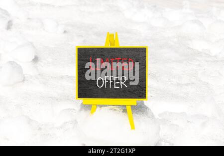 Symbol für begrenztes Angebot. Concept Words Limited Angebot für schöne schwarze Kreidetafel. Schöner weißer Schnee Hintergrund. Unternehmensmarketing, Motivation Stockfoto
