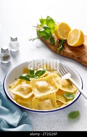 Ravioli mit Ricotta und frischem Basilikum Stockfoto