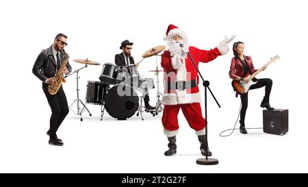 weihnachtsmann singt und eine Band spielt auf Gitarre, Saxophon und Schlagzeug isoliert auf weißem Hintergrund Stockfoto