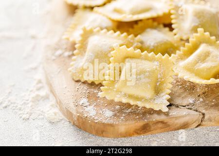 Kochen Ravioli auf einem bemehlten Küchentisch Stockfoto