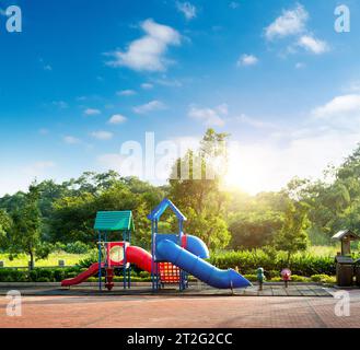 Farbenfroher Kinderspielplatz im Freien im Sommer Stockfoto