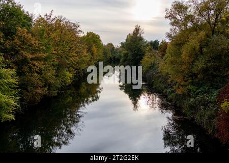 Blick auf den Karl-Heine-Kanal im Herbst, Leipzig, Sachsen, Deutschland Stockfoto