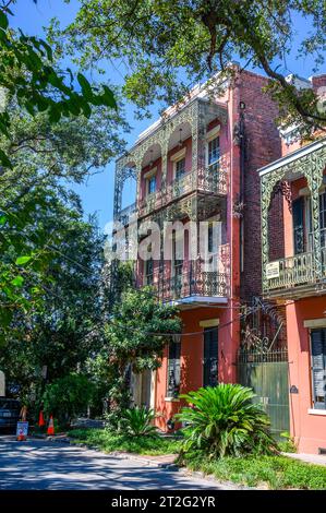 NEW ORLEANS, LA, USA - 17. SEPTEMBER 2023: Historische Residenz im italienischen Stil an der Esplanade Avenue im Stadtteil Marigny Stockfoto