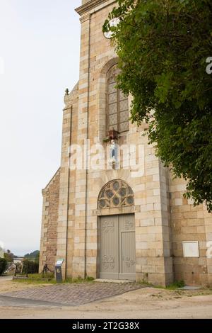 Eingang zur Kirche St. Samson Notre Dame de Beauport in Paimpol, Cotes-d'Armor, Bretagne, Frankreich. Vertikale Aufnahme. Stockfoto