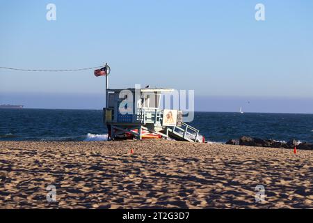 Ein Foto eines Rettungsschirmturms bei Sonnenuntergang am Venice Beach in Los Angeles, Kalifornien Stockfoto