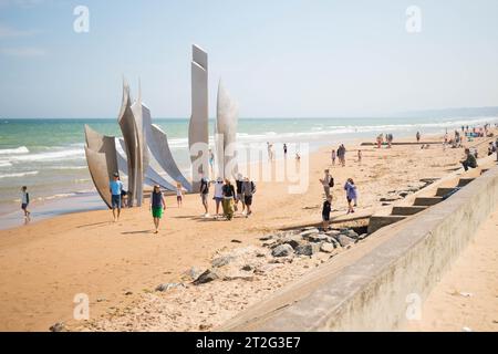 VIERVILLE SUR MER, FRANKREICH, AUGUST 2023: Les Braves (die Braves), eine Skulptur zu Ehren der Alliierten, die am Strand von Omaha landeten. Seitenansicht mit Puff Stockfoto