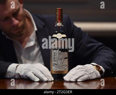 London, England, Großbritannien. Oktober 2023. Eine Flasche des wertvollsten Whiskys der Welt wird am 18. November bei Sotheby's in London versteigert. Nachdem er sechs Jahrzehnte lang in Sherry-Fässern gereift war, wurden 1986 nur 40 Flaschen des Macallan 1926 in Flaschen abgefüllt. Mit einem geschätzten Wert von Â 750.000 bis 1.200.000 Â ist der Macallan Adami 1926 eine von einem Dutzend Flaschen der Serie mit einem Label des italienischen Künstlers Valerio Adami. (Kreditbild: © Thomas Krych/ZUMA Press Wire) NUR REDAKTIONELLE VERWENDUNG! Nicht für kommerzielle ZWECKE! Stockfoto