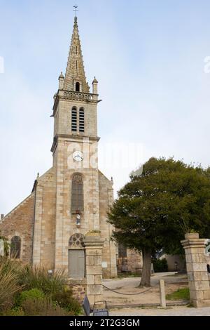 Kirche St. Samson Notre Dame de Beauport in Paimpol, Cotes-d'Armor, Bretagne, Frankreich Vertikalaufnahme. Stockfoto