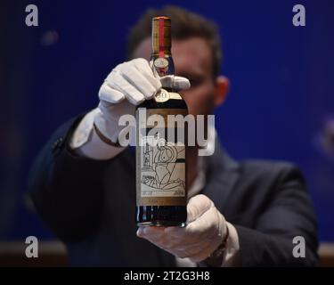 London, England, Großbritannien. Oktober 2023. Eine Flasche des wertvollsten Whiskys der Welt wird am 18. November bei Sotheby's in London versteigert. Nachdem er sechs Jahrzehnte lang in Sherry-Fässern gereift war, wurden 1986 nur 40 Flaschen des Macallan 1926 in Flaschen abgefüllt. Mit einem geschätzten Wert von Â 750.000 bis 1.200.000 Â ist der Macallan Adami 1926 eine von einem Dutzend Flaschen der Serie mit einem Label des italienischen Künstlers Valerio Adami. (Kreditbild: © Thomas Krych/ZUMA Press Wire) NUR REDAKTIONELLE VERWENDUNG! Nicht für kommerzielle ZWECKE! Stockfoto