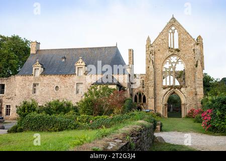 Die Hauptfassade der Beauport Abbey, ein gotisches Gebäude ohne Dach in Paimpol, Cotes d'Armor, Bretagne, Frankreich. August 2023, Blick auf den Sonnenuntergang. Stockfoto