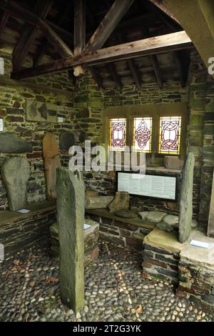 Antike mittelalterliche Manx-Kreuze im Kirk Maughold Kirchhof, Maughold, Isle of man. Stockfoto