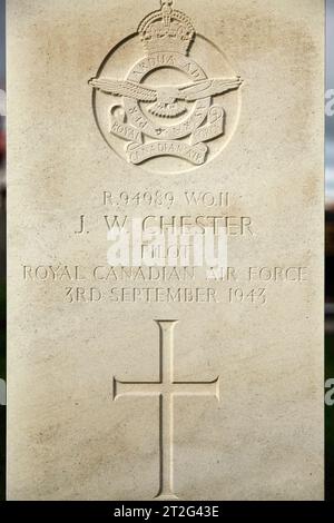 Grabstein des RCAF-Haftbefehls J W Chester, getötet im Zweiten Weltkrieg, in der St. Patrick's Church, Jurby, Isle of man. Stockfoto