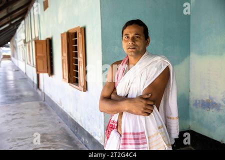 Hindu Mönch in traditioneller Kleidung im Hindu-Kloster Uttar Kamalabari auf Majuli Island, Assam, Indien Stockfoto