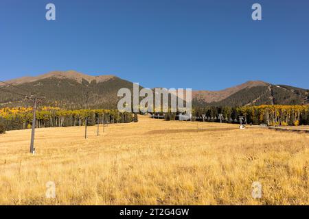 Humphreys Peak in Flagstaff, Arizona. San Francisco Peaks Landschaft in der Herbstsaison am Blue Sky. Malerische Klettern, Wandern und Bergsteigen im Herbst Stockfoto