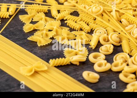 Augsburg, Bayern, Deutschland. Oktober 2023. Fusilli, Farfalle, Spaghetti und Trulli Pasta auf rustikalem Tisch. Italienisches Nudelkonzept *** Fusilli, Farfalle, Spaghetti und Trulli Pasta dekoriert auf rustikalem Tisch. Italienisches Pasta Konzept Credit: Imago/Alamy Live News Stockfoto