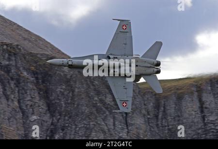 Ein Kampfflugzeug der Schweizer Luftwaffe vom Typ McDonnell Douglas FA-18C Hornet. Flugvorführungen der Schweizer Luftwaffe auf dem Fliegerschiessplatz Axalp-Ebenfluh am 18. Oktober 2023. Axalp ob Brienz Kanton Bern Schweiz *** A Swiss Air Force McDonnell Douglas FA 18C Hornet Jagdflugzeug Flugvorführungen auf der Axalp Ebenfluh Flugstrecke am 18. Oktober 2023 Axalp ob Brienz Kanton Bern Schweiz Credit: Imago/Alamy Live News Stockfoto