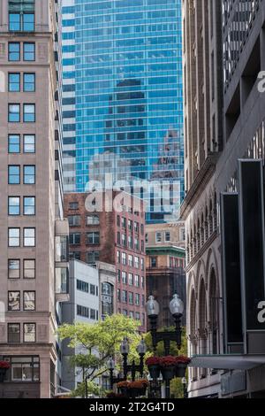 Eine Mischung aus alter und neuer Architektur in der Innenstadt von Boston Stockfoto