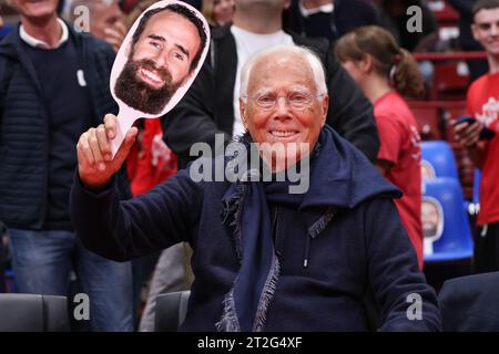 Mailand, Italien. Oktober 2023. Italien, Mailand, 17. oktober 2023: Giorgio Armani (Besitzer Armani Milan) sitzt während des Basketballspiels EA7 Emporio Armani Milan vs Olympiacos Piräus, EuroLeague 2023-24 Runde 3 (Foto: Fabrizio Andrea Bertani/Pacific Press/SIPA USA) Credit: SIPA USA/Alamy Live News Stockfoto